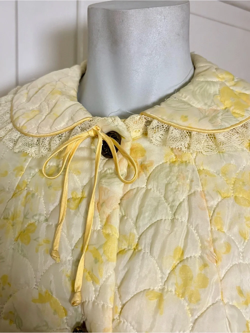 Vintage 50s Barbizon Floral Satin Lace Trim Quilted Robe Housecoat
